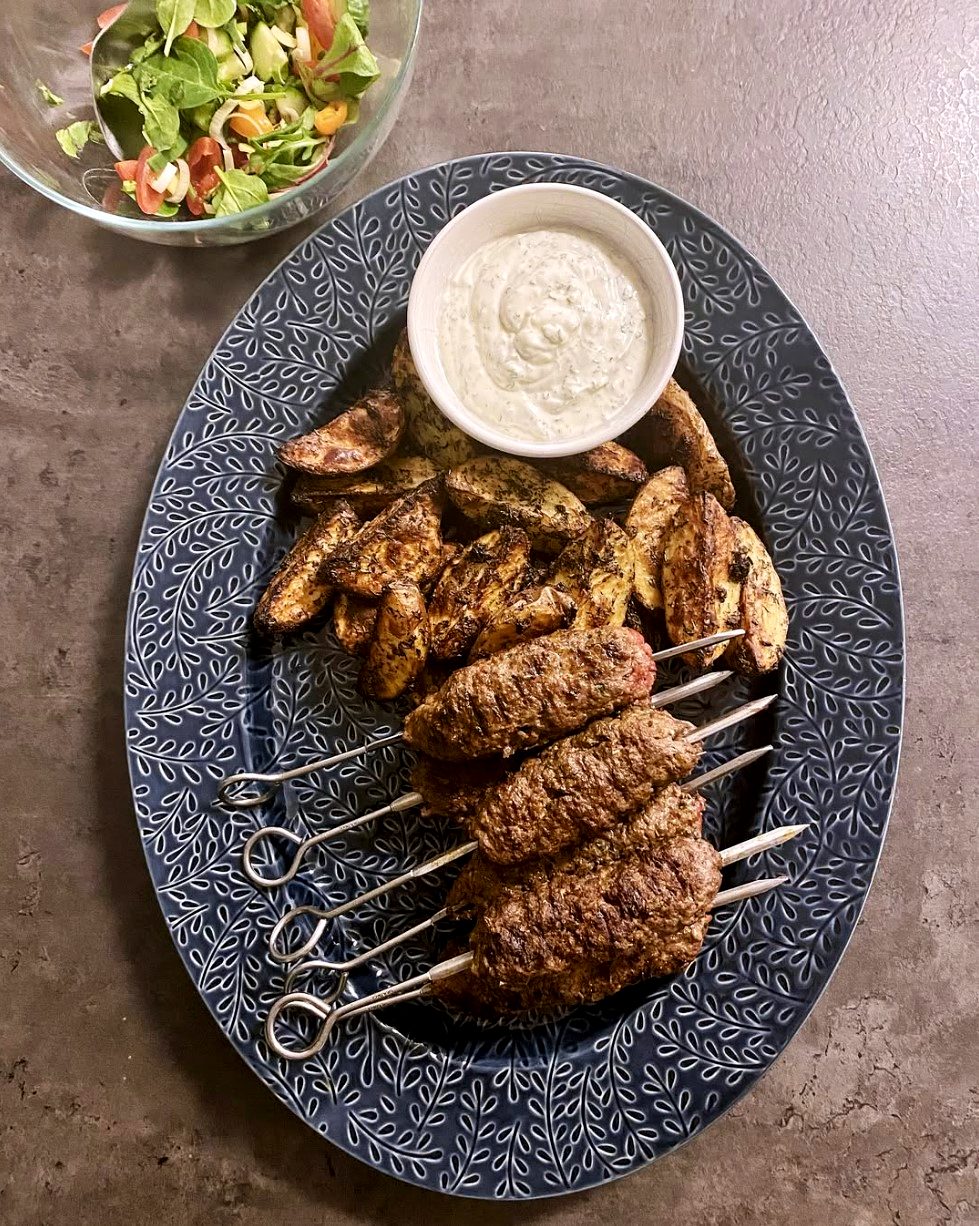 Grillade shish kebabspett med vitlökssås Grillade shish kebabspett med vitlökssås