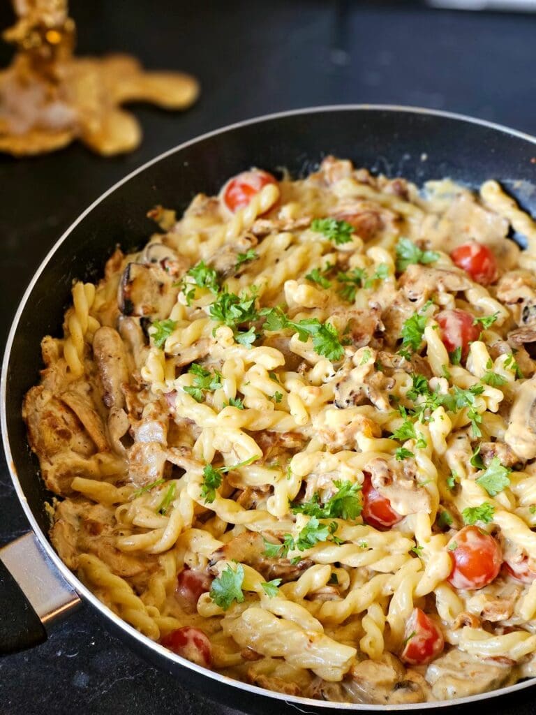 Kolbulle 10 En stekpanna med kramig kebabpasta, körsbärstomater och persilja på toppen.