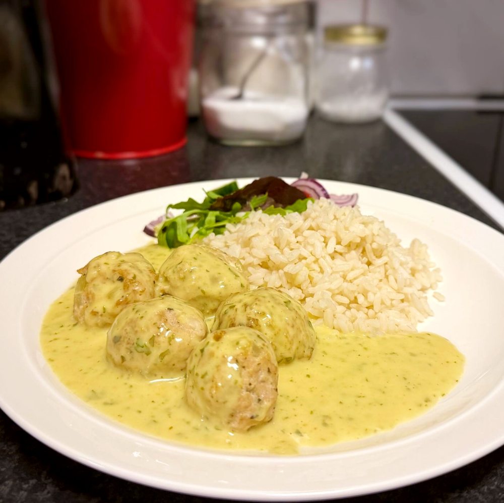 Kycklingfrikadeller i currysås Kycklingfrikadeller i currysås