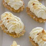 Mazarinsemlor med grädde och mandel på en tallrik.