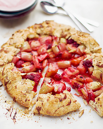 Världens godaste rabarberpaj 9 Rabarbergalette med skivor av rabarber och bär på en vit bakgrund.