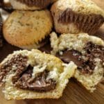 Tigermuffins med en del av en muffin som visar nutellafyllning inuti.