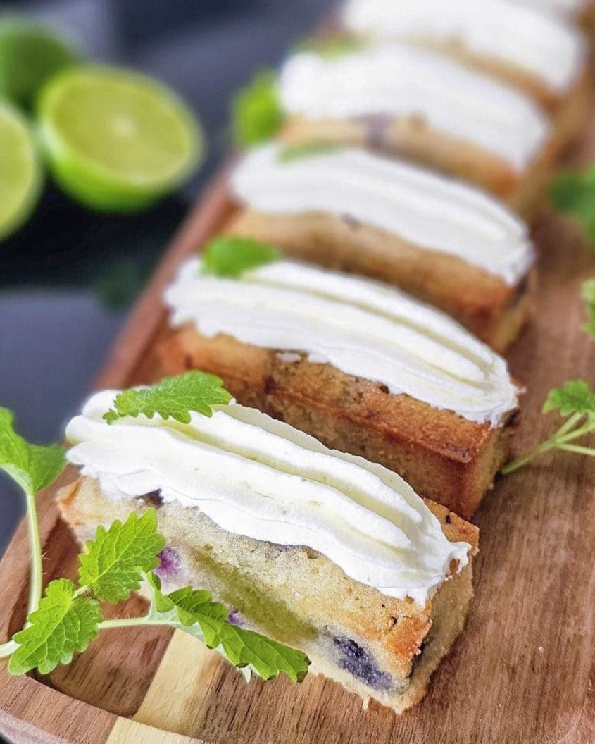 Blåbärsfinancier med lime- och färskosttopping Blåbärsfinancier med lime- och färskosttopping
