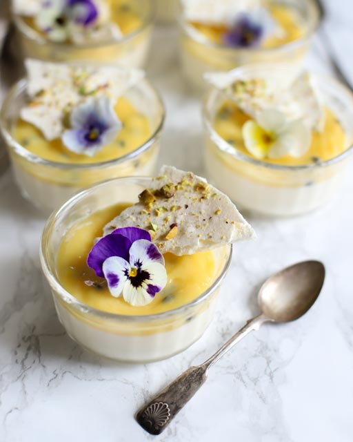 Brownie i glas 9 Kokospannacotta i glas med blommor och krossad mandel på toppen.