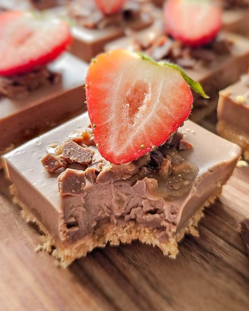 Nougat och kokosrutor 9 En bit no-bake daim pannacotta med jordgubbe och chokladbitar på toppen.