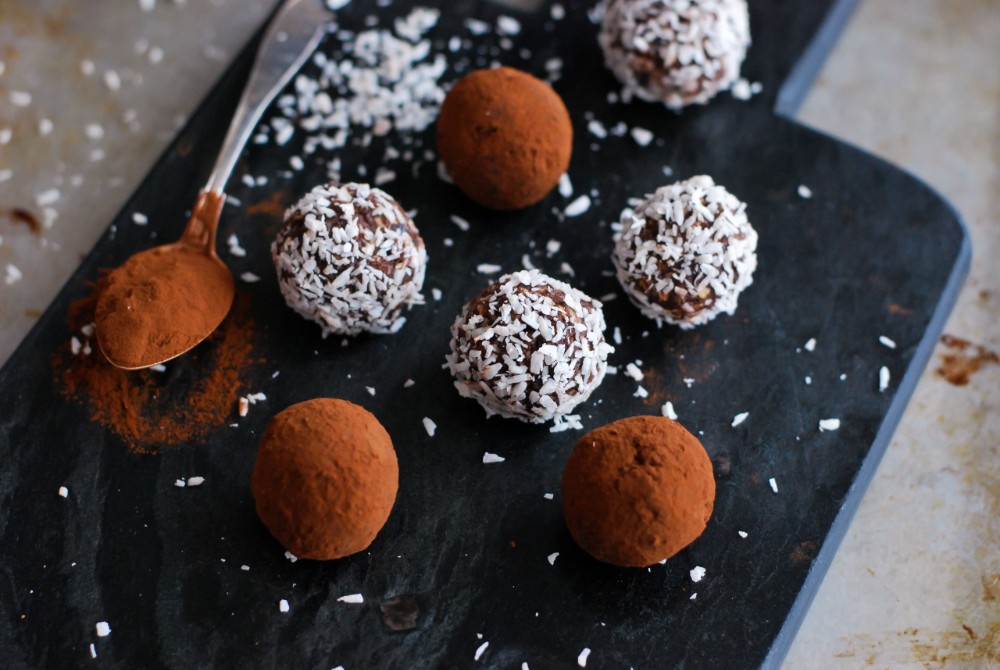 Chokladbollar med kokos och dadlar Chokladbollar med kokos och dadlar