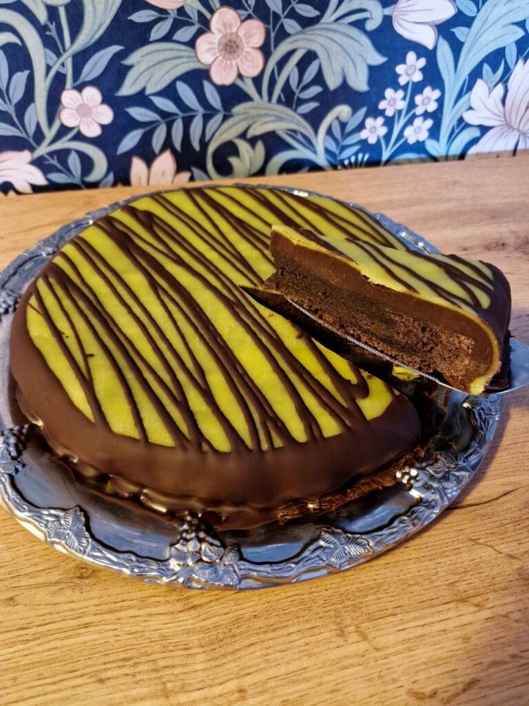 Dumlekladdkaka 8 En dammsugarkladdkaka med grön marsipan och chokladöverdrag på en silverfat.