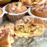 Rabarbermuffins med bitar av rabarber och vaniljkräm, dekorerade med florsocker.