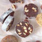 Vegansk chokladlängd med nötter och torkad frukt på en yta.