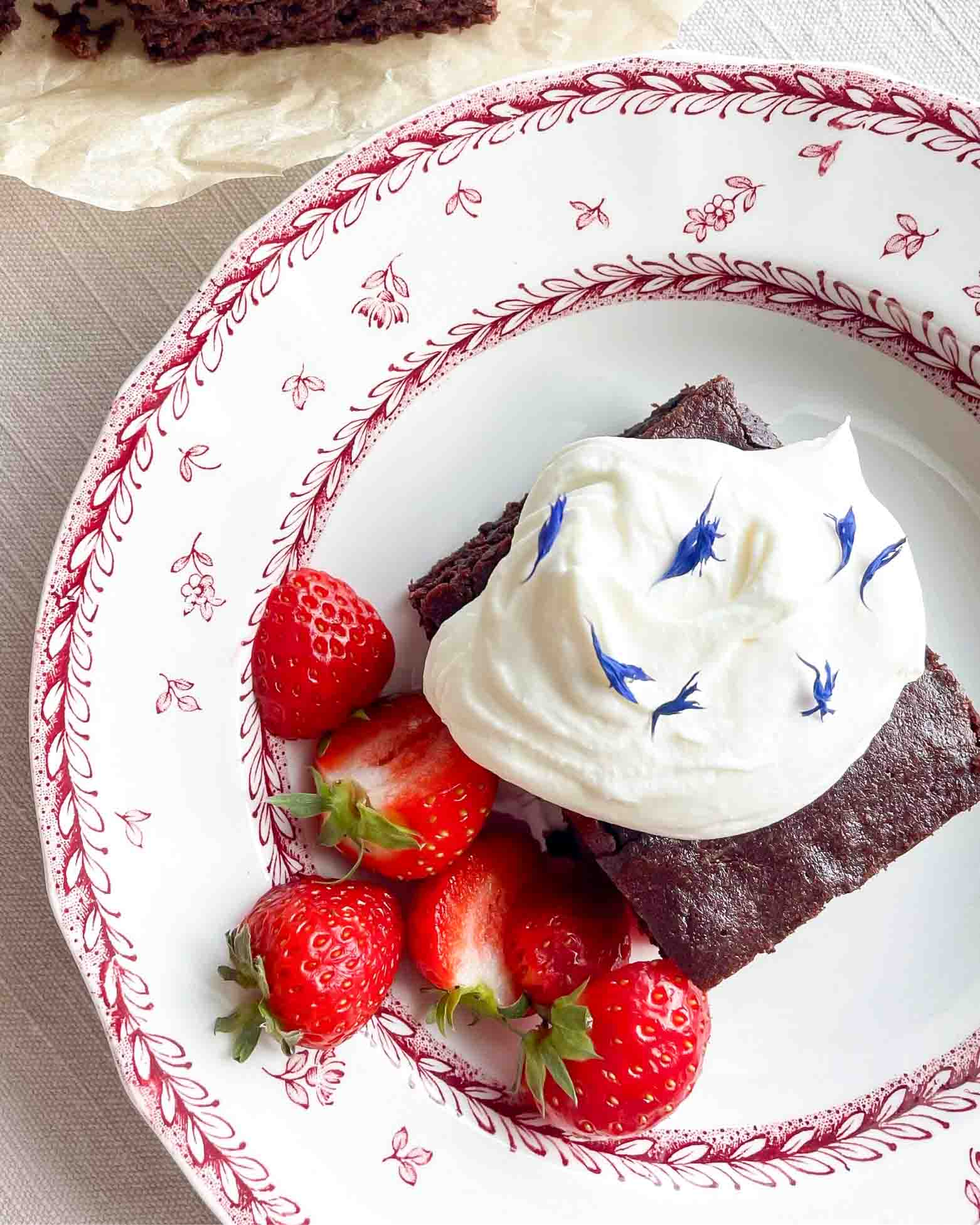 Brownie med brynt smör och mascarponefluff Brownie med brynt smör och mascarponefluff