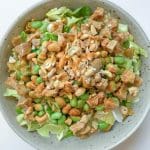 En skål med sallad som innehåller grönsaker, cashewnötter och andra ingredienser.
