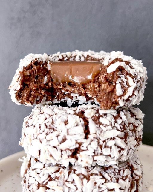 Toffifeegrottor 8 Tre chokladbollsgrottor staplade, med en synlig fyllning av choklad i mitten.