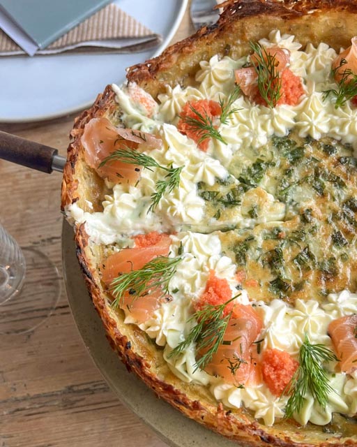 Gruyère- och ramslökspaj med röstiskal Gruyère- och ramslökspaj med röstiskal