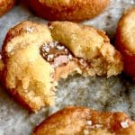 Bakade kolakakor med Dumle inuti, med en bit av kakan som är avskuren.