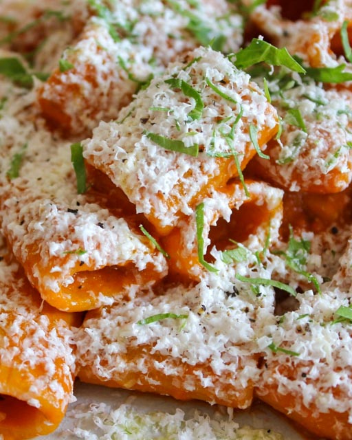 Tomatsås med soltorkad tomat och riven fetaost 13 Tomatsås med soltorkad tomat och riven fetaost | Receptskatt