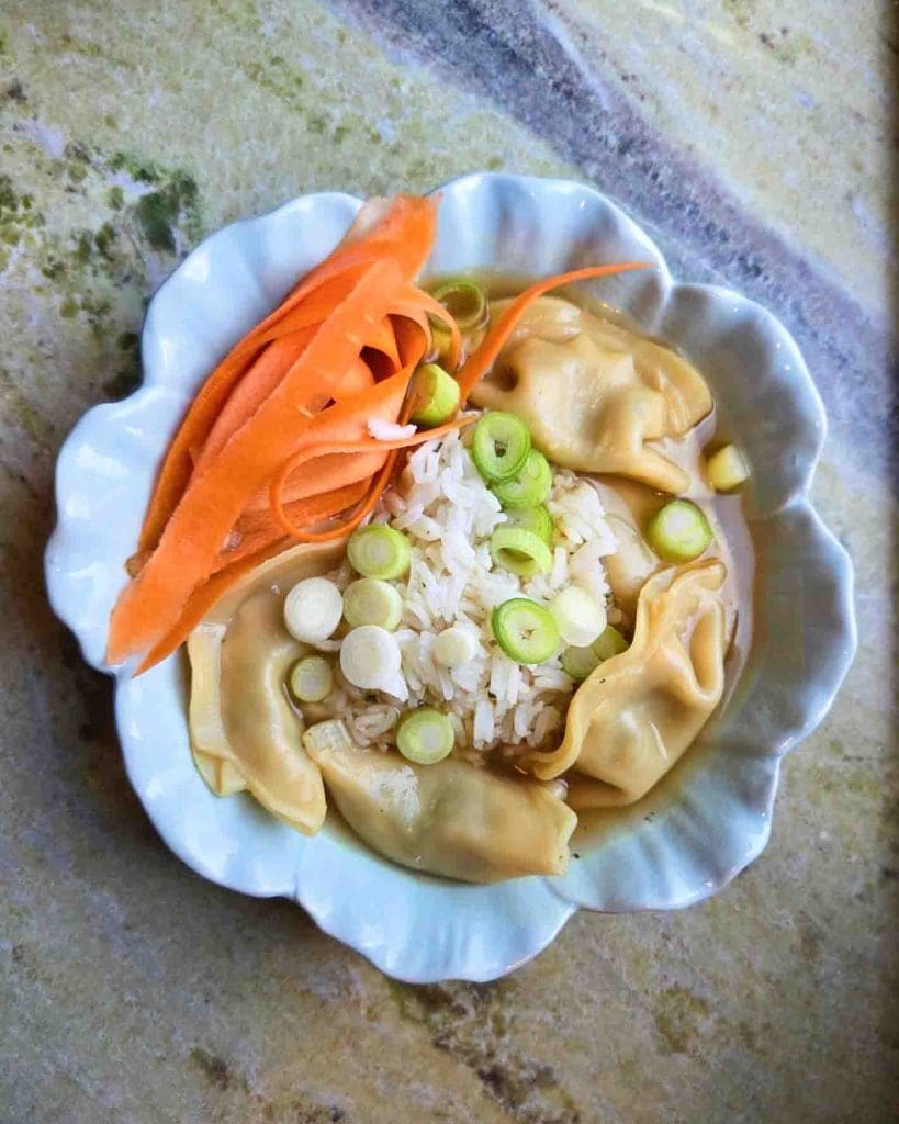 Potatis- och purjolökssoppa med parmesanchips 11 Skål med ris, dumplings och strimlad morot på en marmor yta.
