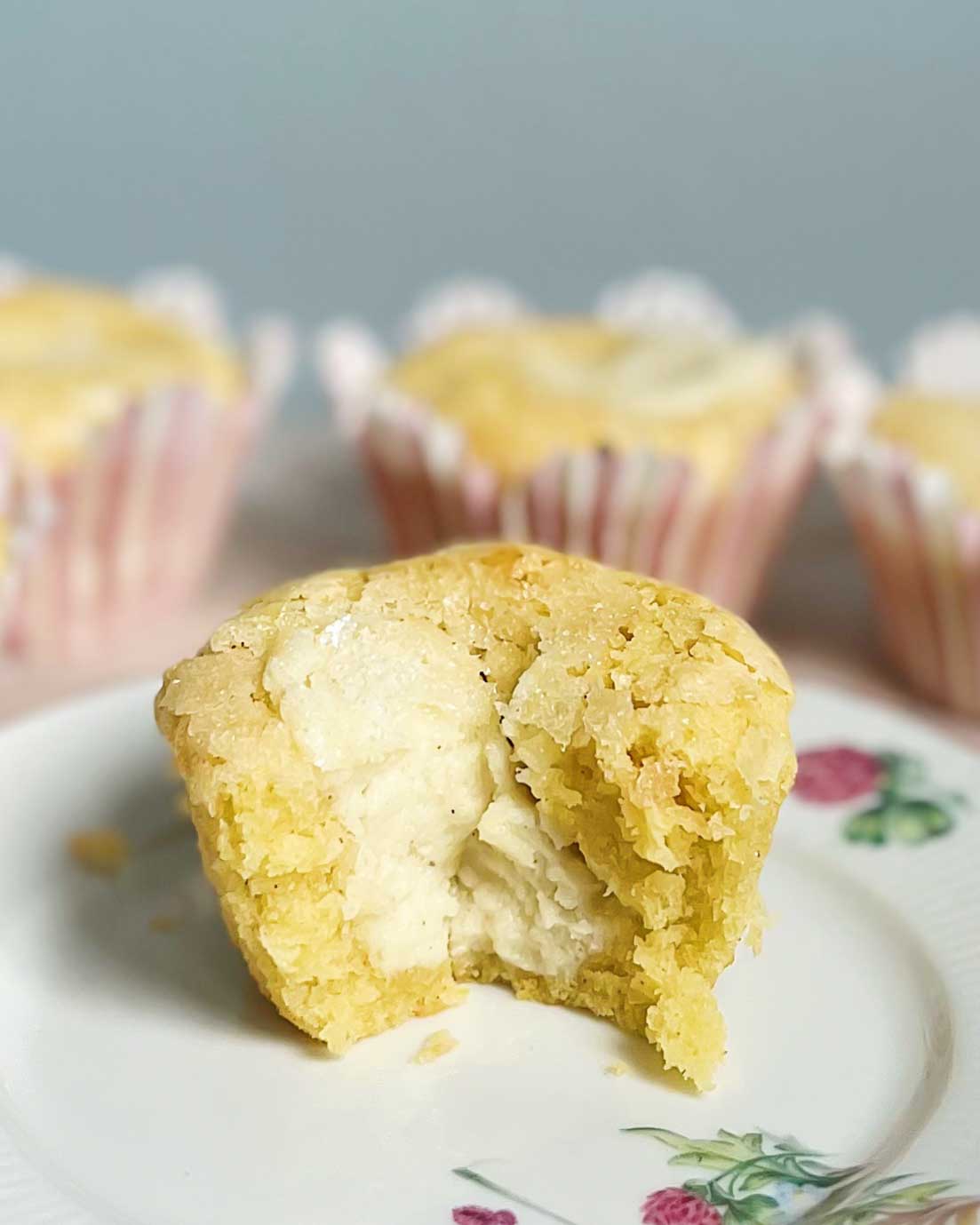 Saftiga citronmuffins med cheesecakefyllning Saftiga citronmuffins med cheesecakefyllning