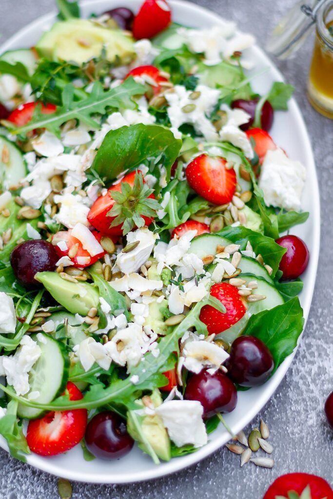 Matiga piroger 7 En tallrik med sommarsallad innehållande ruccola, körsbär, jordgubbar, avokado och chèvre.