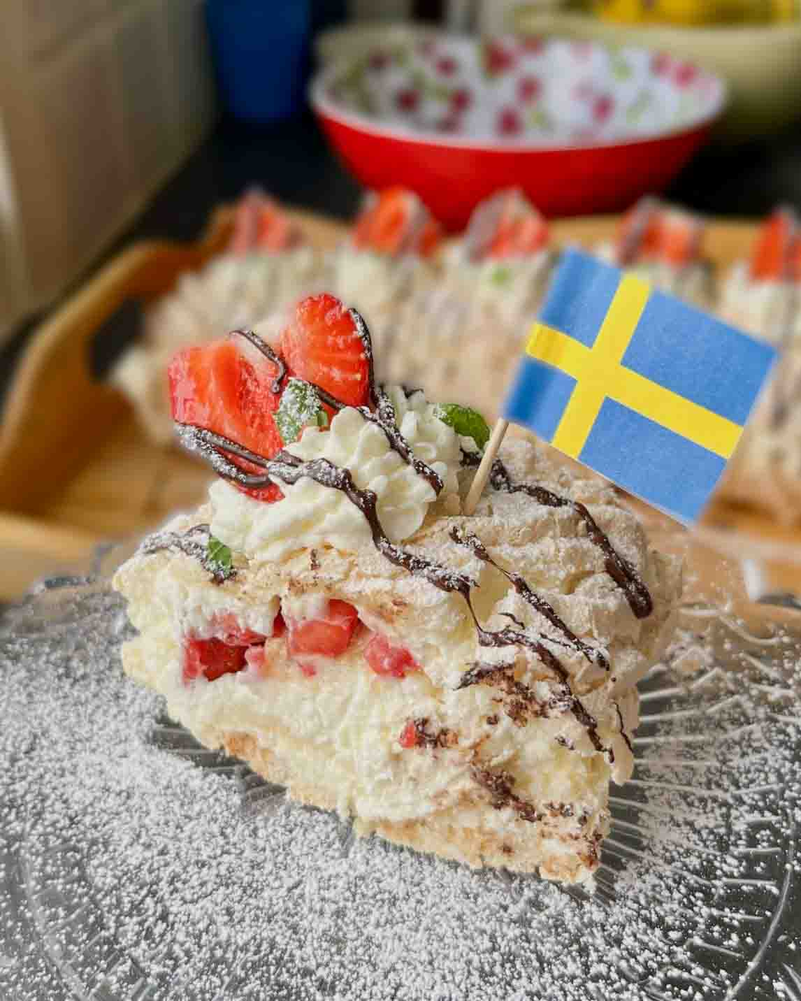 Budapestbakelse med kokosgrädde och jordgubbar Budapestbakelse med kokosgrädde och jordgubbar