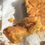 En bit av en lång citronkaka med en gyllene yta och mjuk inuti.