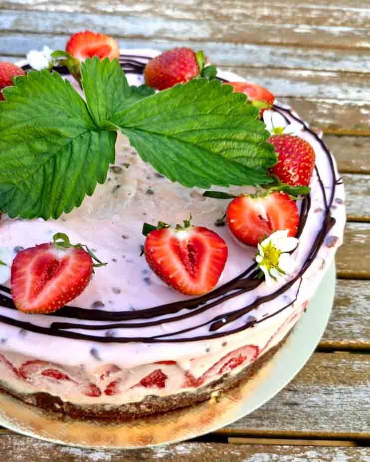 Glasstårta med jordgubbar och daim 14 Glasstårta med jordgubbar och daim | Receptskatt