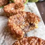 Havrekaksmuffins med en bit av Nutella synlig inuti, på en marmorplatta.