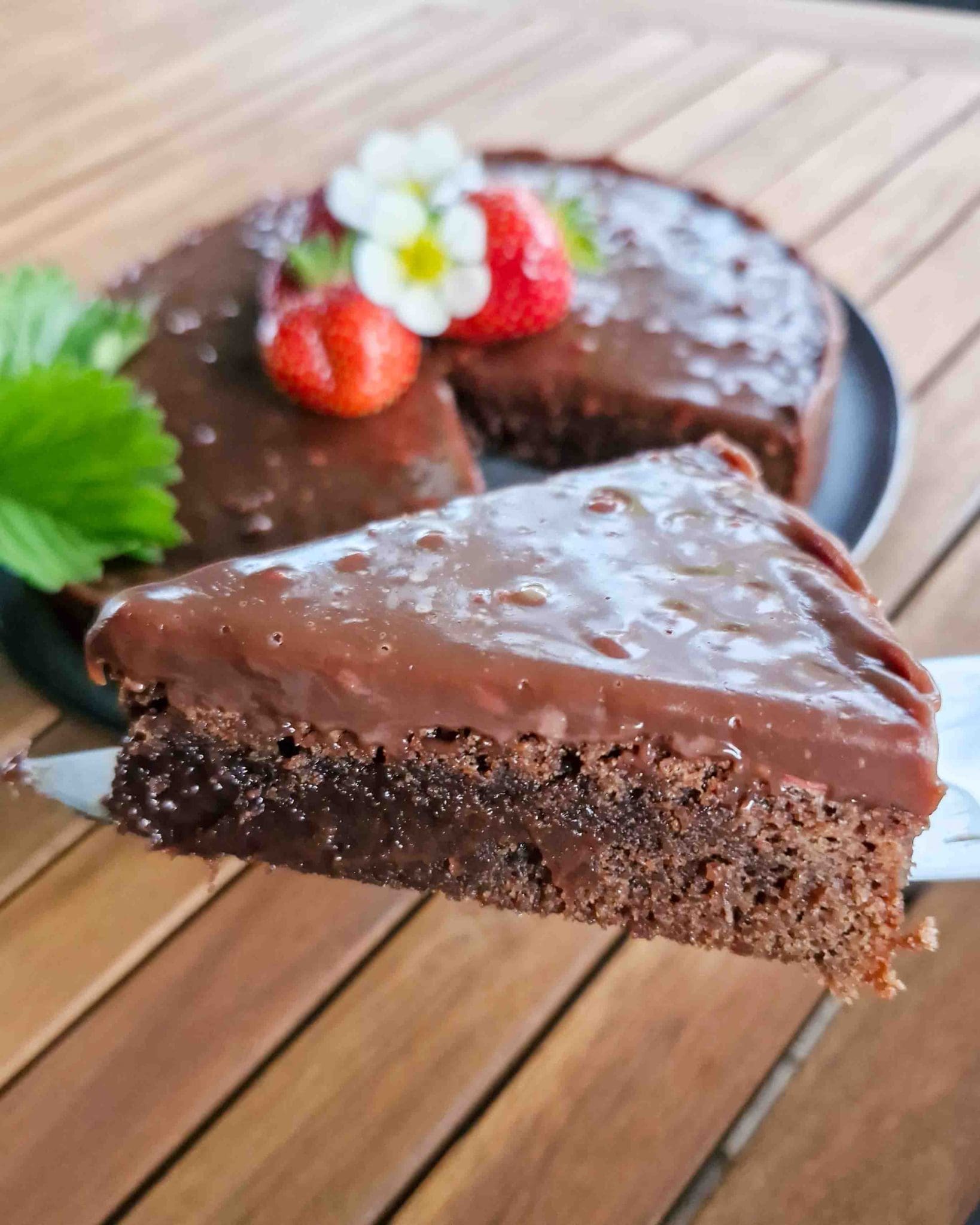 Kladdkaka med choklad och jordgubbsganache Kladdkaka med choklad och jordgubbsganache