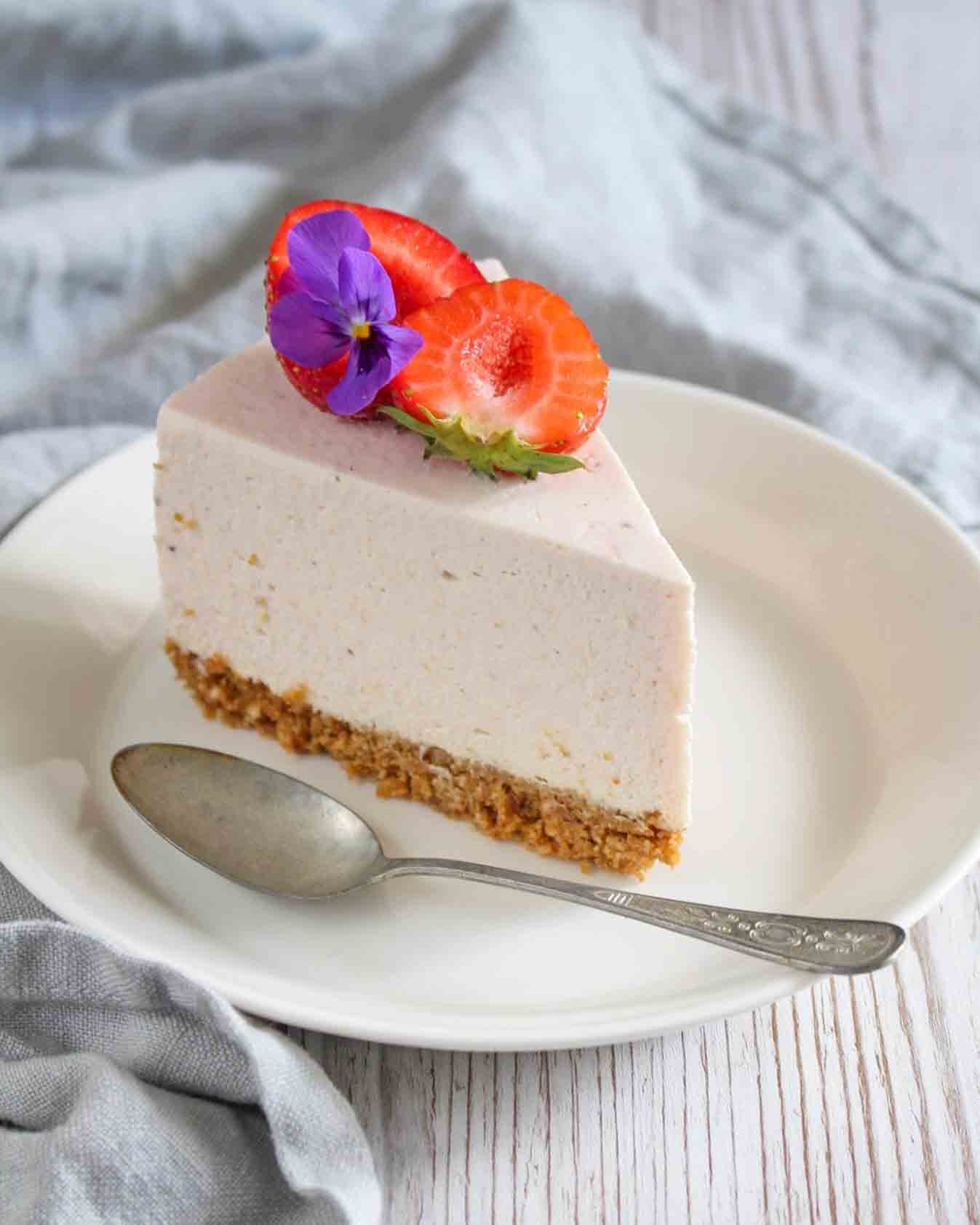 Somrig cheesecake med jordgubbar och rabarber Somrig cheesecake med jordgubbar och rabarber