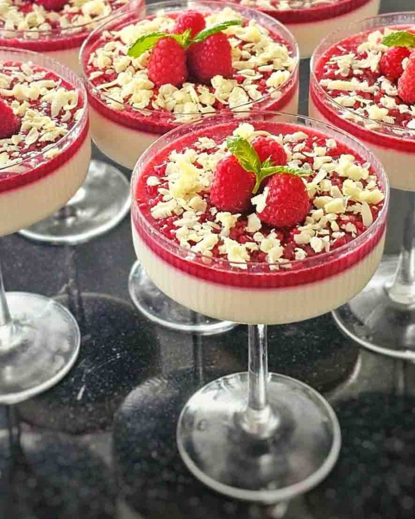 Brownie i glas 7 Vaniljpannacotta i glas med hallonspegel och hackade nötter på toppen.