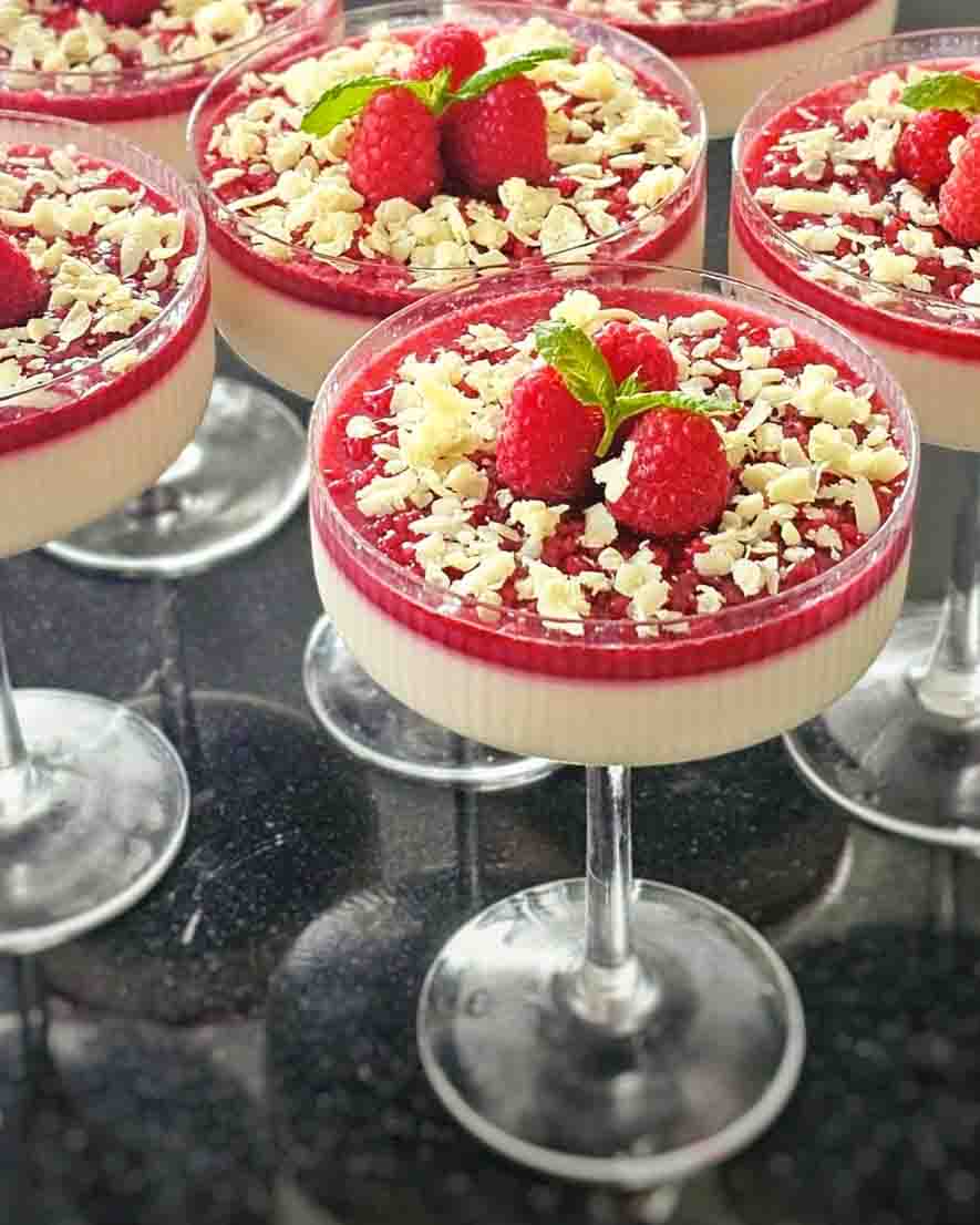 Vaniljpannacotta med hallonspegel Vaniljpannacotta med hallonspegel