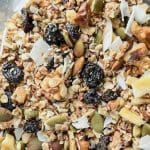 En blandning av granola med havregryn, nötter, frön, torkad frukt och kokosflingor.