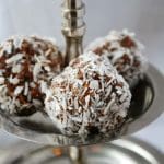 Tre chokladbollar rullade i kokos på en silverfat.
