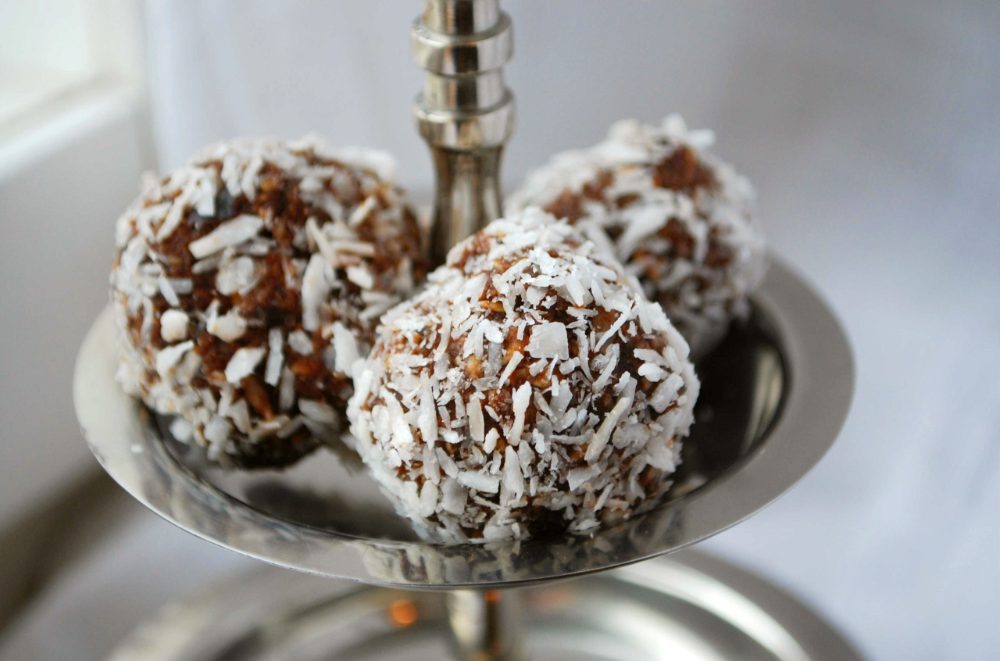 Nyttigare chokladbollar med dadlar Nyttigare chokladbollar med dadlar