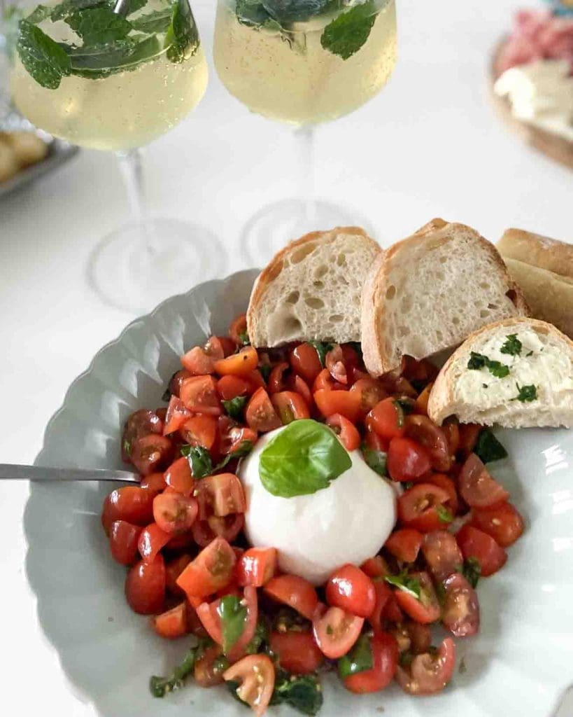 Burrata med tomatsallad och surdegsbröd 13 Burrata med tomatsallad och surdegsbröd | Receptskatt