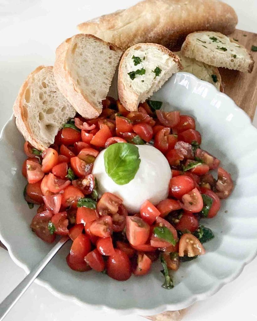 Burrata med tomatsallad och surdegsbröd 14 Burrata med tomatsallad och surdegsbröd | Receptskatt